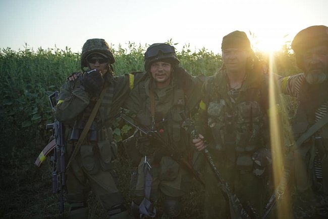 Інженер підбиває другу машину, там все горить, сила силенна сєпарських трупів. Я покинув СПГ і почав гатити з ПТУРа по танку, - Дмитро Коцюбайло (Да Вінчі) про бій у Пісках у квітні 2015 року 02