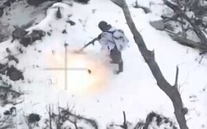 дрон-камікадзе вибухає під ногами окупанта