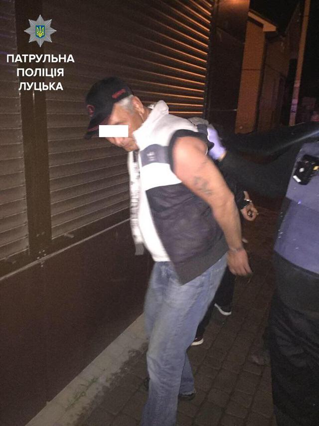 Патрульные Луцка задержали троих мужчин с противотанковым гранатометом 02