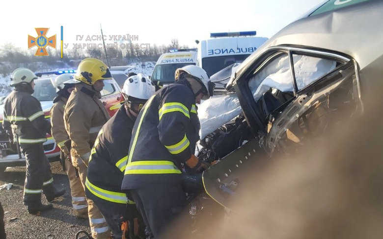 Внаслідок ДТП на окружній поблизу Харкова загинули 3 особи, дві дитини постраждали, - ДСНС 01