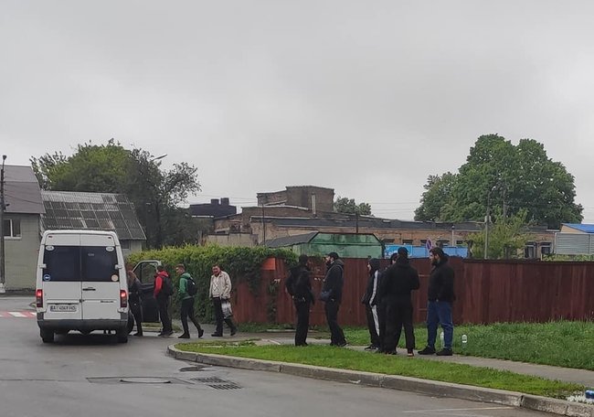 Титушки с начала недели запугивали водителей в Броварах, - местные жители 01