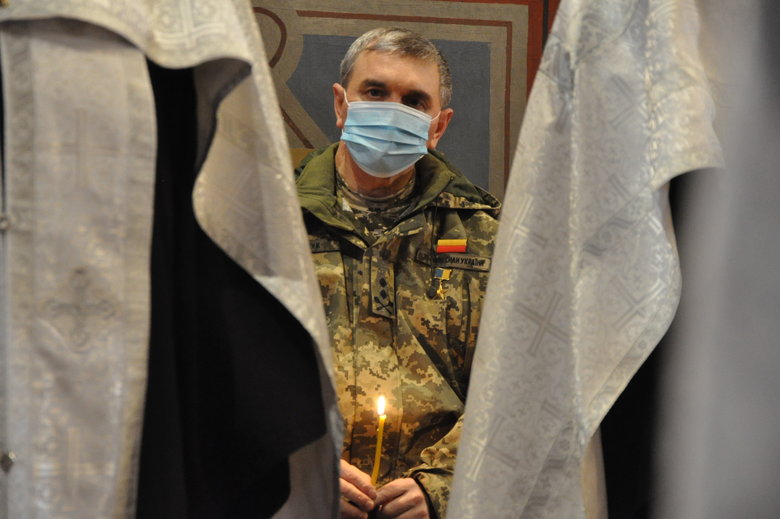 У Києві відбулась панахида за загиблими захисниками Донецького аеропорту 38 У Києві відбулась панахида за загиблими захисниками Донецького аеропорту 38