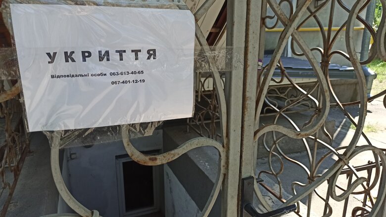 Зачинені двері, кодові замки та записки з телефонними номерами: як потрапити до укриттів у Києві 06