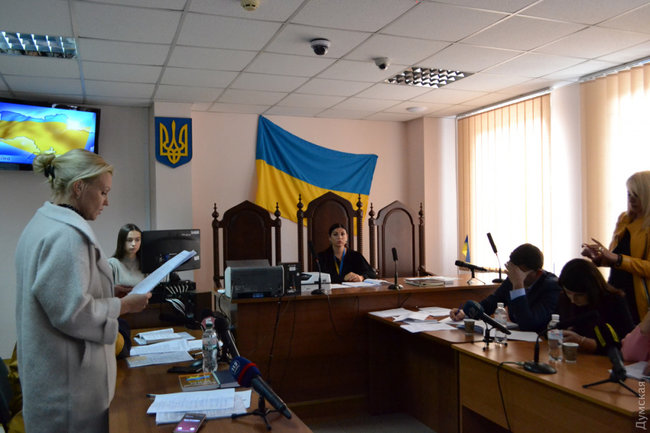 Суд заарештував усіх трьох підозрюваних у нападі на одеського активіста Михайлика без права виходу під заставу 06