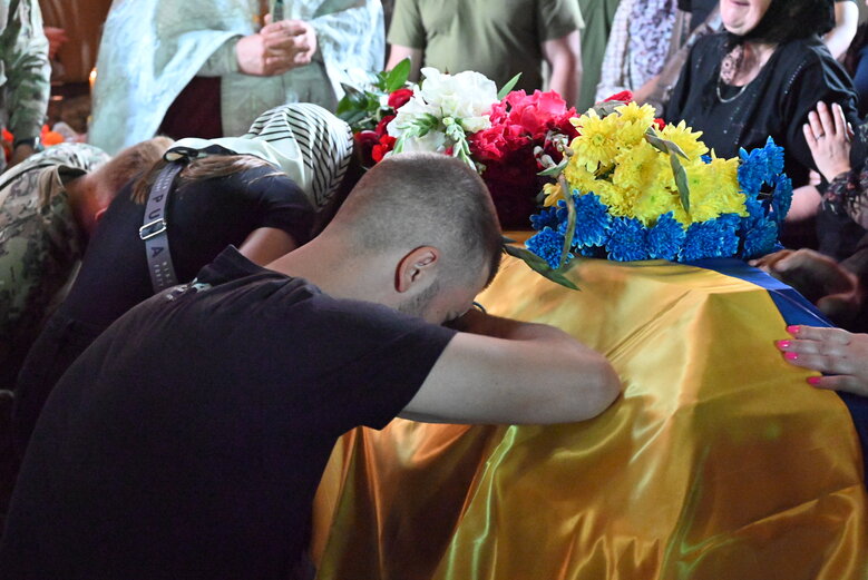 У Володимирському соборі попрощалися із загиблим у боях за Україну воїном Микитою Оптимістом Красновідом 21