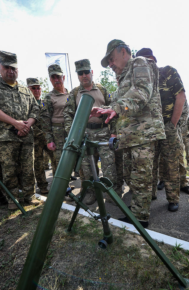 На Гончарівському полігоні відбулася демонстрація важких українських безпілотників, роботів-бронетранспортерів, нових гвинтівок, гранатометів, мінометів 09