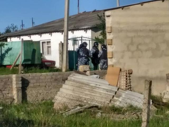 Occupiers conduct another raid on Crimean Tatar Izetovs place 04