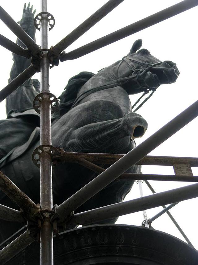 Невідомі в Києві пошкодили памятник Щорсу, - КМДА 01