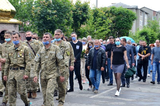 В Івано-Франківській області попрощалися з трагічно загиблою волонтеркою-парамедиком Іриною Шевчишин 13