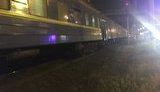 Поїзд збив на смерть двох людей біля ТРЦ у Києві. ФОТО