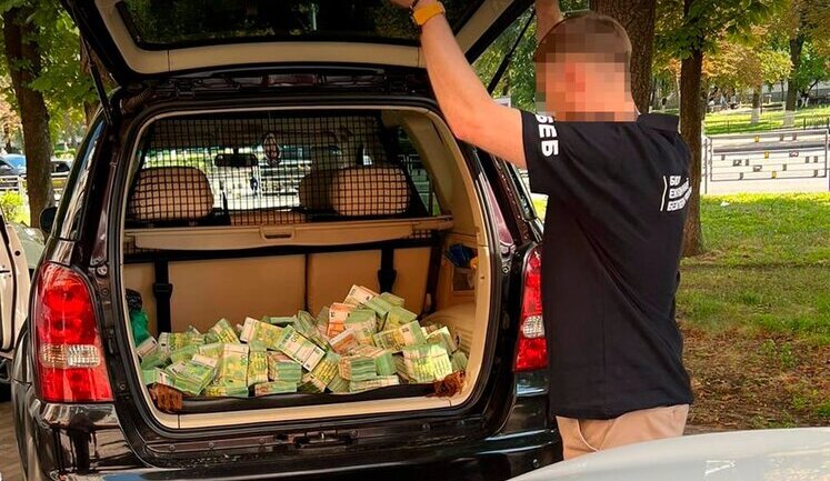 4.7 million euros in trunk were carried by driver of supplying company of MoD and accountant of Hlyniana’s firm