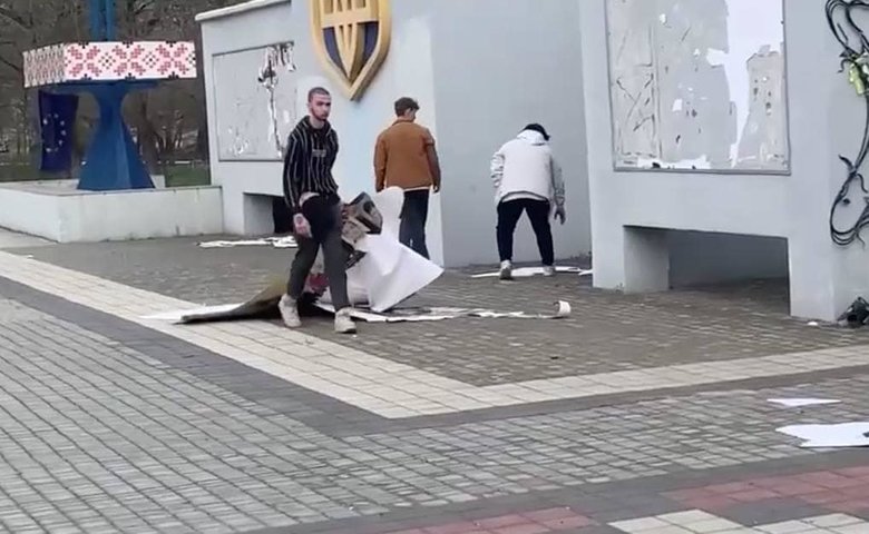 Окупанти знищили меморіал Слава Україні в Херсоні 02