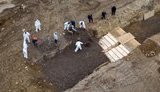 В Нью-Йорке роют братские могилы для жертв коронавируса. ФОТО
