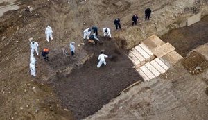 У Нью-Йорку риють братські могили для жертв коронавірусу. ФОТО