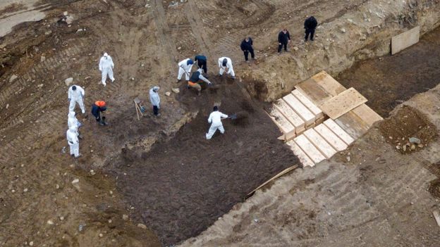 У Нью-Йорку риють братські могили для жертв коронавірусу 02