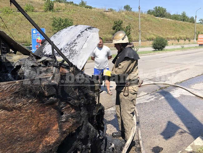 Маршрутка загорелась на ходу в Бердянске 04