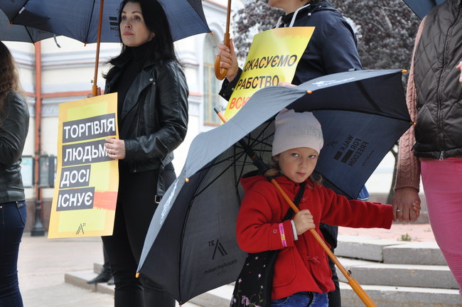 Прогулялися заради свободи: акція, приурочена до Європейського дня боротьби з торгівлею людьми, відбулася в Києві 07