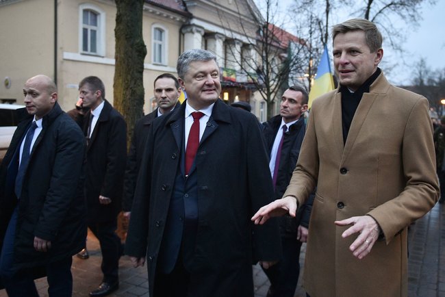 Порошенко відкрив Український сквер у Вільнюсі 03
