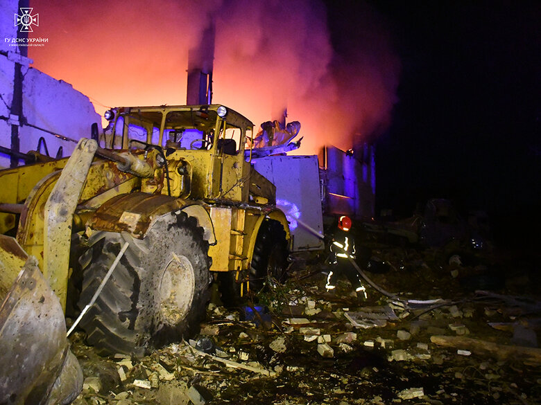 Оккупанты ночью ударили ракетами по Николаеву, попали в складские помещения, возник пожар 07