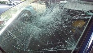 В Луцке разбили машину братьев, сбросивших оскорбительные листовки над "Бандерштатом". ФОТО