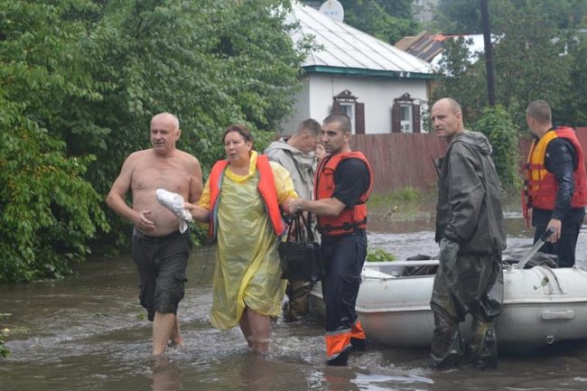 Ліквідація наслідків негоди триває в Чернігові, - ДСНС 02