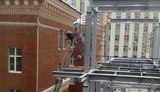 Смерть у Генпрокуратуры: на высоте пятого этажа висит человек. ФОТО