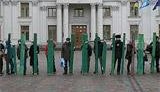 Акция под МИДом: протестующие против застройки Пейзажной аллеи Огрызко подарили старый забор и потребовали зарыть котлован. ФОТОрепортаж.