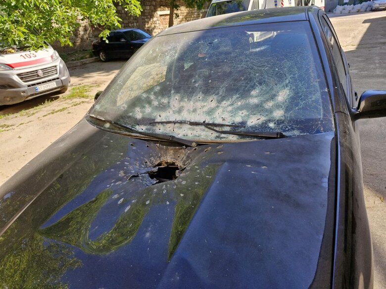 В результате сбросов с БПЛА повреждены гражданские автомобили