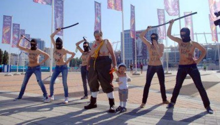 FEMEN на прощание с Евро-2012 показали ​​"секс-бомбу Лукашенко". ФОТОрепортаж