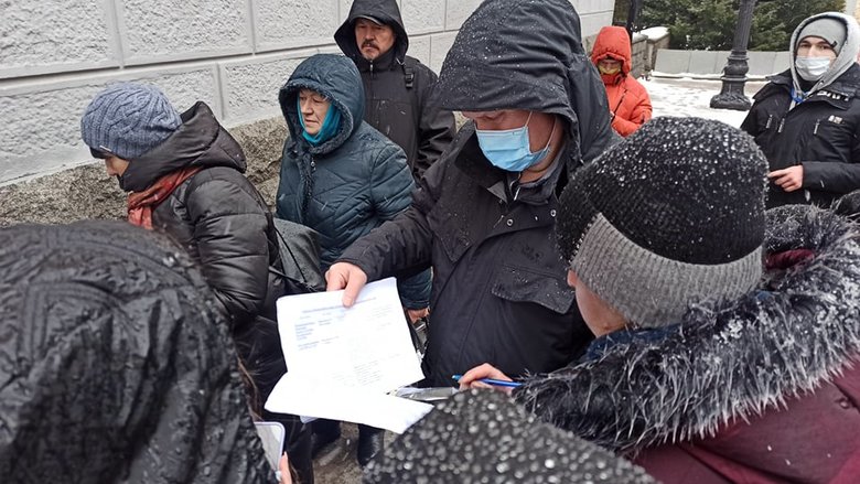 Требую справедливости: родные погибших военнослужащих пикетировали ОП с требованием расследовать случаи небоевых потерь 27