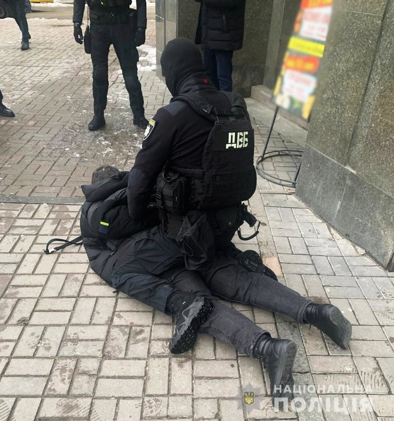 Представлялся двоюродным братом главы МВД: Задержан мужчина, который за $60 тыс. пытался продать должность в министерстве 02
