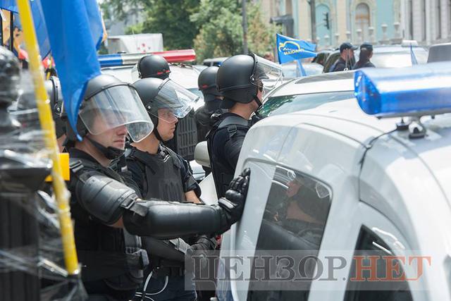 Митингующие остаются под Радой: некоторые активисты держат в руках биты и куриные яйца 11 Митингующие остаются под Радой: некоторые активисты держат в руках биты и куриные яйца 11