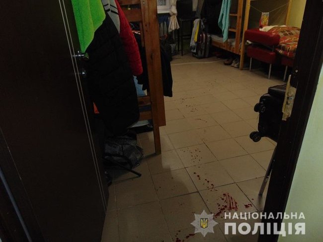 Чоловік влаштував різанину через перестановку меблів у столичному хостелі, - Нацполіція 02