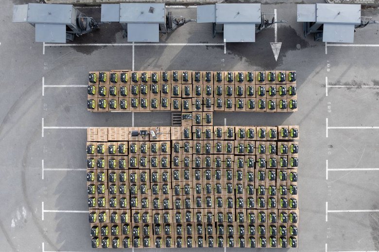 Порошенко передав допомогу фронту