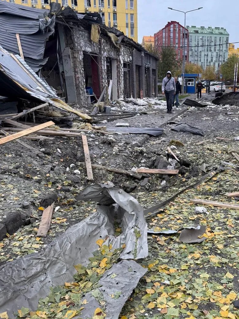 У Києві внаслідок ракетного удару пошкоджено магазин Rozetka