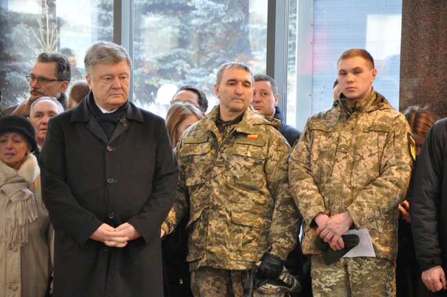 Порошенко: На вышке ДАПа будет развиваться украинский флаг, который киборги поднимали под пулями и снарядами 28