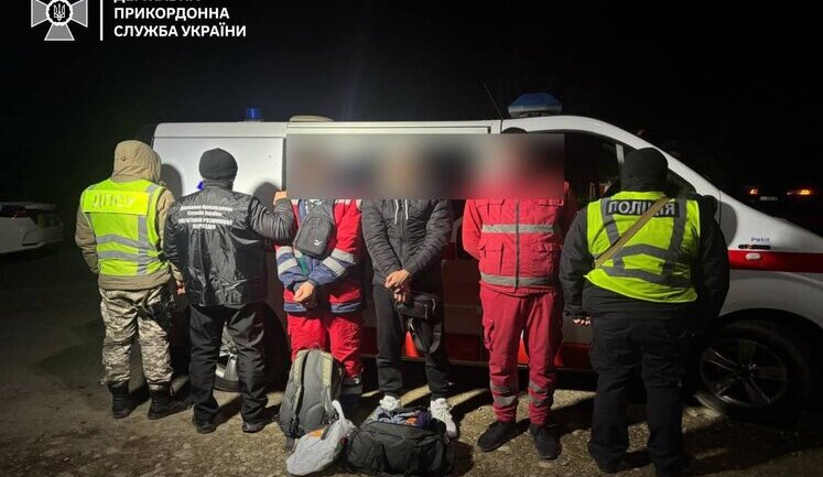 Мали сплатити переправникам по $11 тис.: На Закарпатті зупинили водія швидкої, який віз двох "медбратів" до кордону. ФОТО