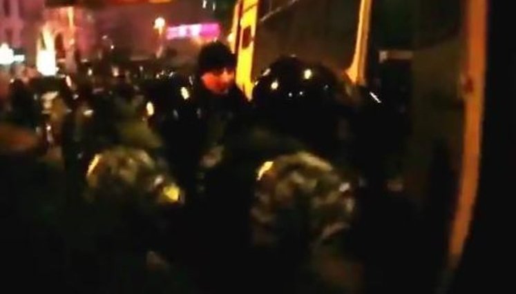 Милиция задержала активистов на Европейской площади: "Беркут" буквально закидывал их в автозак. ВИДЕО