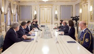 Зеленский обсудил ситуацию на Донбассе с председателем Военного комитета НАТО Пичем