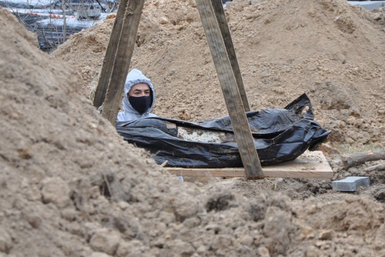 В Бучі ексгумують з братської могили тіла вбитих росіянами мирних жителів: Майже всі з вогнепальними пораненнями, деякі із завязаними руками та ногами 36