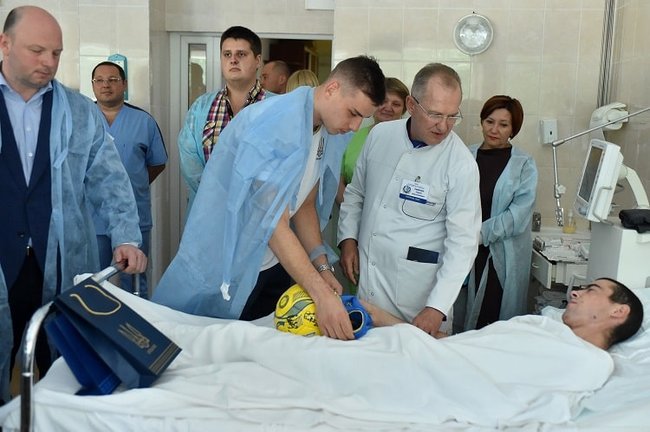 Тренери і гравці збірної України з футболу провідали поранених військовослужбовців, які перебувають на лікуванні в Дніпрі 04