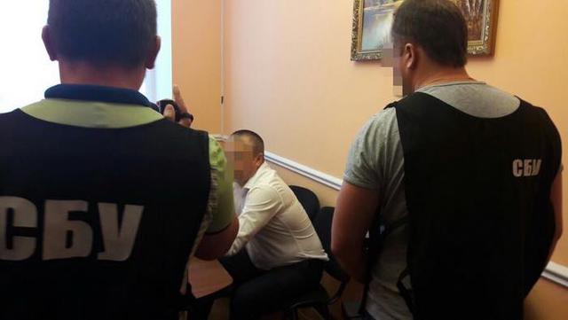 Депутат райради Житомирщини намагався дати хабар поліцейському за можливість видобутку бурштину, - СБУ 01 Депутат райради Житомирщини намагався дати хабар поліцейському за можливість видобутку бурштину, - СБУ 01