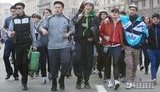 В Киеве прошел "парад гопников": "реальные пацаны" в спортивных штанах и туфлях танцевали и щелкали семечки. ФОТОрепортаж