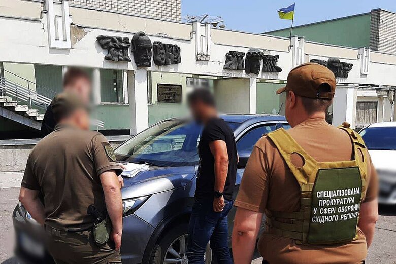 Воєнкома та працівника поліції викрито на хабарі на Донеччині: видавали фіктивні довідки про непридатність до служби 03