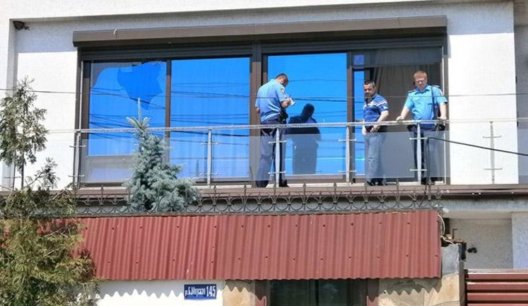 На Донетчине неизвестные напали на дом лидера "Фронта змін": "Мы тебе устройством фейерверк". ФОТО (Обновлено)