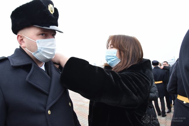В Одессе 45 курсантов Института ВМС Украины получили офицерские погоны и кортики 13