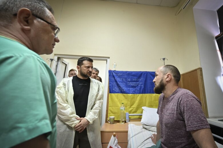 Zelenskyy visits wounded soldiers in Odesa and gives awards 01