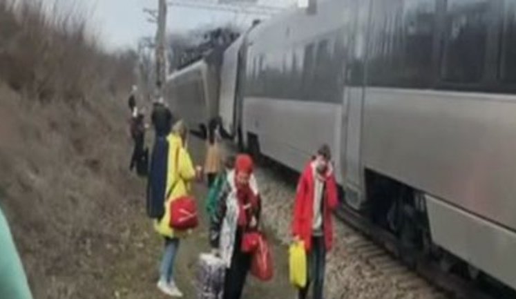 Поезд "Интерсити" сошел с рельсов возле Запорожья. ВИДЕО