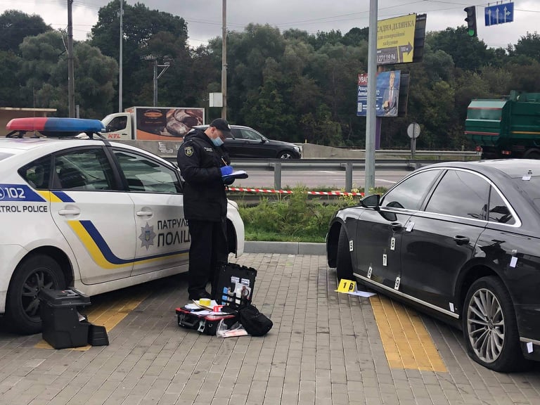 Стріляли в автомобіль помічника Зеленського Шефіра, поранено водія 05