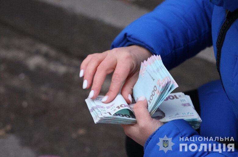 У Києві затримали посадовицю лікарні, яка вимагала гроші з військового